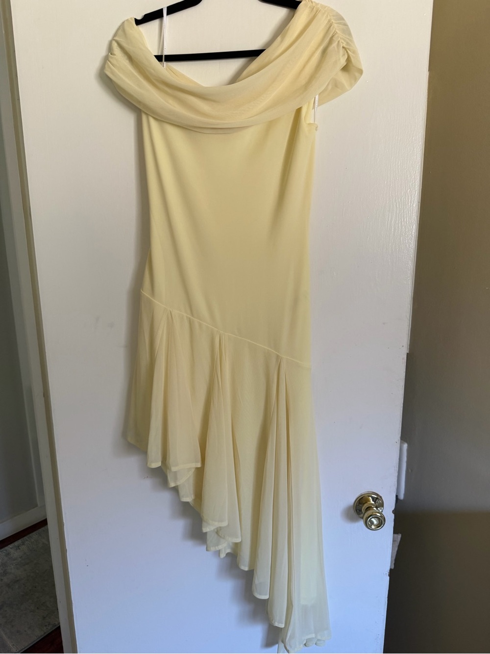 Club L London Pale Yellow Off-Shoulder Dress